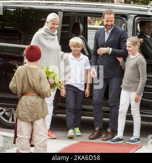 Norvegia, Stiklestad 20150724: Il Principe Corona Haakon e la Principessa Corona mette-Marit visitano il Centro Nazionale di Cultura Stiklestad insieme alla Principessa Ingrid Alexandra e al Principe Sverre Magnus. Foto: Ned Alley / NTB scanpix Foto Stock