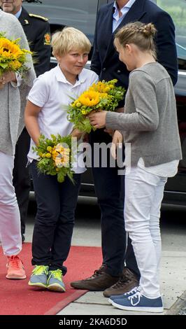 Norvegia, Stiklestad 20150724: Il Principe Corona Haakon e la Principessa Corona mette-Marit visitano il Centro Nazionale di Cultura Stiklestad insieme alla Principessa Ingrid Alexandra e al Principe Sverre Magnus. Il Principe e la Principessa hanno ricevuto fiori. Foto: Ned Alley / NTB scanpix Foto Stock