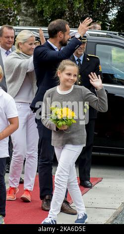 Norvegia, Stiklestad 20150724: Il Principe Corona Haakon e la Principessa Corona mette-Marit visitano il Centro Nazionale di Cultura Stiklestad insieme alla Principessa Ingrid Alexandra e al Principe Sverre Magnus. La principessa ha ricevuto fiori. Foto: Ned Alley / NTB scanpix Foto Stock