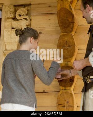 Norvegia, Stiklestad 20150724: Il Principe Corona Haakon e la Principessa Corona mette-Marit visitano il Centro Nazionale di Cultura Stiklestad insieme alla Principessa Ingrid Alexandra e al Principe Sverre Magnus. La Principessa Corona e la Principessa aprono la nuova guest house 'Gjesteloftet'. Foto: Ned Alley / NTB scanpix Foto Stock