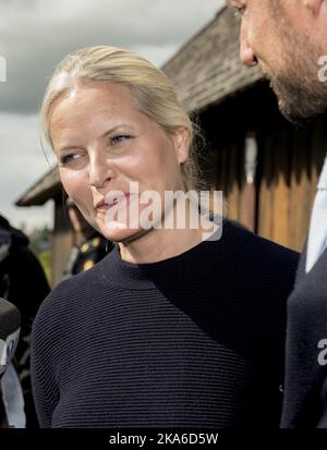 Norvegia, Stiklestad 20150724: Il Principe Corona Haakon e la Principessa Corona mette-Marit visitano il Centro Nazionale di Cultura Stiklestad insieme alla Principessa Ingrid Alexandra e al Principe Sverre Magnus. Foto: Ned Alley / NTB scanpix Foto Stock