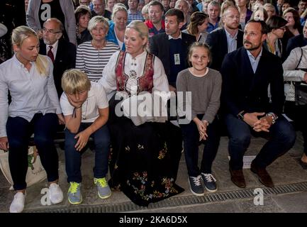 Norvegia, Stiklestad 20150724: Il Principe Corona Haakon e la Principessa Corona mette-Marit visitano il Centro Nazionale di Cultura Stiklestad insieme alla Principessa Ingrid Alexandra e al Principe Sverre Magnus. Foto: Ned Alley / NTB scanpix Foto Stock