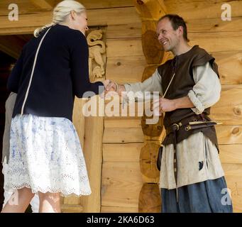 Norvegia, Stiklestad 20150724: Il Principe Corona Haakon e la Principessa Corona mette-Marit visitano il Centro Nazionale di Cultura Stiklestad insieme alla Principessa Ingrid Alexandra e al Principe Sverre Magnus. La Principessa Corona e la Principessa aprono la nuova guest house 'Gjesteloftet'. Foto: Ned Alley / NTB scanpix Foto Stock