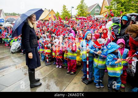 Droebak, Norvegia 20150915. Il Principe della Corona Haakon e la Principessa della Corona mette-Marit visitano Droebak durante il tour di coppia della contea di Akershus martedì mattina. I bambini con bandiere norvegesi incontrano la coppia. Foto: Vegard Grotte di Wivestad / NTB scanpix Foto Stock