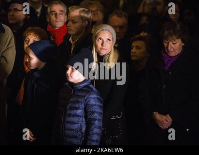 Oslo, Norvegia 20151117. La principessa Ingrid Alexandra, Marius Borg Hoiby, il principe Sverre Magnus e la principessa ereditaria mette-Marit hanno partecipato ad una cerimonia commemorativa presso il municipio di Oslo per onorare le vittime del terrore a Parigi. Foto: Fredrik Varfjell / NTB scanpix Foto Stock