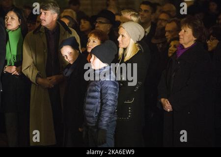 Oslo, Norvegia 20151117. La principessa Ingrid Alexandra, il principe Sverre Magnus, Marius Borg Hoiby e la principessa ereditaria mette-Marit hanno partecipato ad una cerimonia commemorativa presso il municipio di Oslo per onorare le vittime del terrore a Parigi. Foto: Fredrik Varfjell / NTB scanpix Foto Stock