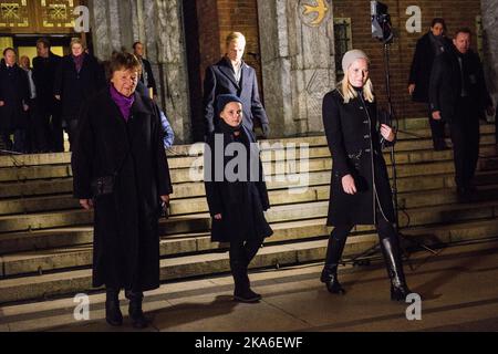 Oslo, Norvegia 20151117. Il sindaco di Oslo Marianne Borgen (sv), la principessa Ingrid Alexandra, Marius Borg Hoiby e la Principessa della Corona mette-Marit hanno partecipato ad una cerimonia commemorativa presso il municipio di Oslo per onorare le vittime del terrore a Parigi. Foto: Fredrik Varfjell / NTB scanpix Foto Stock