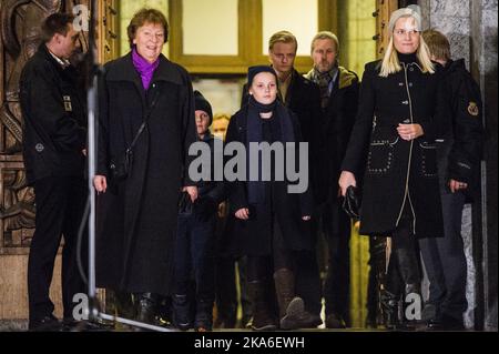 Oslo, Norvegia 20151117. Il sindaco di Oslo Marianne Borgen (Sv), il principe Sverre Magnus, la principessa Ingrid Alexandra, Marius Borg Hoiby e la principessa della Corona mette-Marit partecipano ad una cerimonia commemorativa presso il municipio di Oslo per onorare le vittime del terrore a Parigi. Foto: Fredrik Varfjell / NTB scanpix Foto Stock