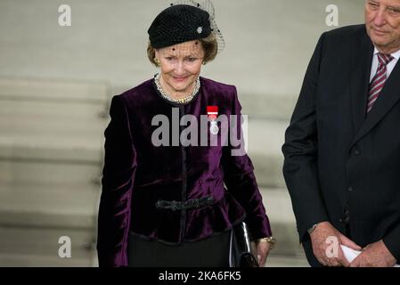 Oslo, Norvegia 20160117. Questo fine settimana le loro Maestà il re Harald e la regina Sonja segnano il 25th° anniversario della loro ascensione al trono norvegese. La regina Sonja e il re Harald stanno lasciando la Cappella del Palazzo. PISCINA Foto: Vegard Grotte Wivelstad / NTB scanpix Foto Stock