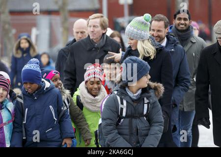 OSLO, Norvegia 20160301. Principe della Corona Haakon e Principessa della Corona mette-Marit con i bambini quando hanno visitato il quartiere Martedì Alna a Oslo Foto: Cornelius Poppe / NTB scanpix Foto Stock