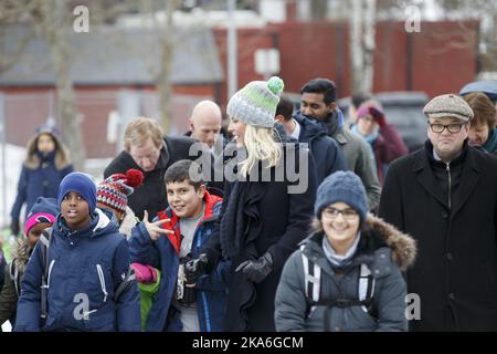 OSLO, Norvegia 20160301. Il principe ereditario Haakon e la principessa ereditaria mette-Marit visitano il quartiere di Alna a Oslo. La Principessa della Corona con i bambini. Foto: Cornelius Poppe / NTB scanpix Foto Stock