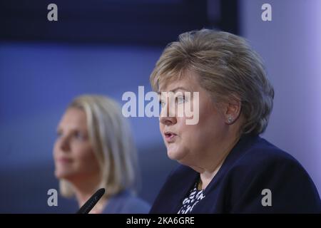 Oslo, Norvegia 20160405. Primo Ministro Erna Solberg (destra) e Ministro delle migrazioni e dell'integrazione Sylvi Lithaug durante una conferenza stampa sugli emendamenti alla legge sull'immigrazione. Foto: Cornelius Poppe / NTB scanpix Foto Stock