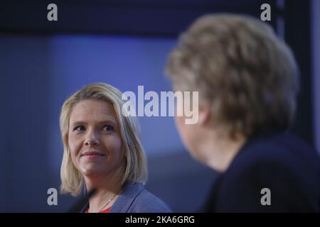 Oslo, Norvegia 20160405. Il primo ministro Erna Solberg e il ministro delle migrazioni e dell'integrazione Sylvi Lithaug (a sinistra) durante una conferenza stampa sugli emendamenti alla legge sull'immigrazione. Foto: Cornelius Poppe / NTB scanpix Foto Stock