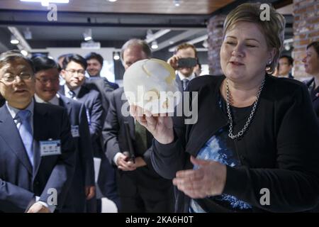 Ulsan COREA DEL SUD 20160416. Il primo ministro norvegese Erna Solberg tiene un cranio stampato su una stampante 3D durante una visita in un centro di innovazione sudcoreano a Ulsan. La Corea del Sud spende oltre il 4% del PIL in ricerca e sviluppo. Foto: Heiko Junge / NTB scanpix Foto Stock