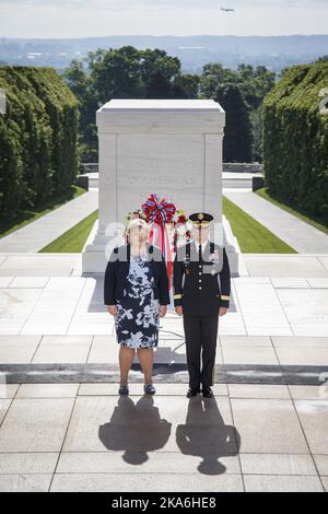 Washington DC, USA 20160514. Il primo ministro Erna Solberg insieme al generale Bradley Becker dopo aver prestato una corona alla tomba del Milite Ignoto nel cimitero nazionale di Arlington a Washington. Suo marito Sindre Finnes dietro. Foto: Heiko Junge / NTB scanpix Foto Stock