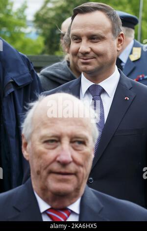 OSLO, Norvegia 20160524. Re Harald (primo piano) e presidente della Polonia Andrzej Duda durante una dimostrazione del NASAMS (Norwegian Advanced Surface to Air Missile System) su Festningsplassen (Fortress Square) a Oslo il martedì. La Polonia ha firmato un contratto con Kongsberg Gruppen per l'acquisto di un sistema di razzo. Foto: Cornelius Poppe / NTB scanpix Foto Stock