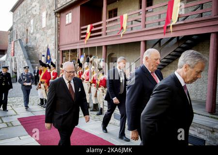 Trondheim, Norvegia 20160614. Re Harald (2nd a destra) è stato incontrato dal direttore di Erkebispegaarden Steinar Bjerkestrand e Governatore della Norges Bank Oystein Olsen (a destra) durante il 200th ° anniversario della banca Norges (la Banca centrale di Norvegia) a Trondheim, il martedì sera. Foto: OLE Martin Wold / NTB scanpix Foto Stock