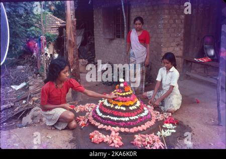 Onam è un festival celebrato dai malesi in Kerala o in qualsiasi altra parte del mondo per celebrare la casa del Grande Re Mahabali. Si dice anche di segnare la stagione del raccolto per il Kerala. La festa dura dieci giorni ed è celebrata con un grande splendore. Gli altri festeggiamenti sono: Design floreale di fronte alle case, pasto di festa con 13 articoli serviti sulla foglia di cocco tra cui Payasam (Stew dolce), Snake Boat Races ad Allapuzha. Foto Stock