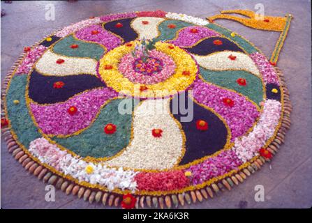 Onam è un festival celebrato dai malesi in Kerala o in qualsiasi altra parte del mondo per celebrare la casa del Grande Re Mahabali. Si dice anche di segnare la stagione del raccolto per il Kerala. La festa dura dieci giorni ed è celebrata con un grande splendore. Gli altri festeggiamenti sono: Design floreale di fronte alle case, pasto di festa con 13 articoli serviti sulla foglia di cocco tra cui Payasam (Stew dolce), Snake Boat Races ad Allapuzha. Foto Stock