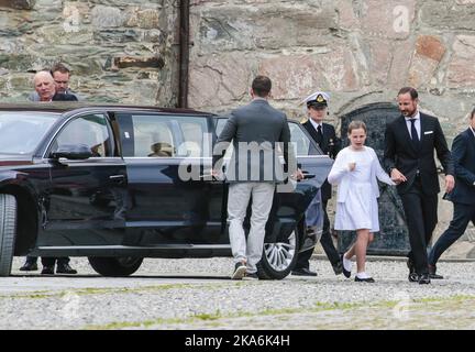 Trondheim, Norvegia 20160622. Re Harald, la principessa Ingrid Alexandra e il principe ereditario Haakon fotografarono fuori 'Erkebispegaarden' (la ricetta dell'arcivescovo) a Trondheim in connessione con la celebrazione del 25th° anniversario del re e della regina. Foto: Lise Aaserud / NTB scanpix Foto Stock