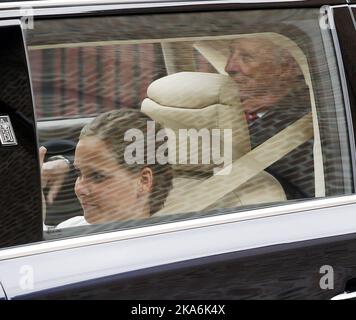 Trondheim, Norvegia 20160622. Re Harald e Principessa Ingrid Alexandra in un'auto fuori da 'Erkebispegaarden' (la ricetta dell'arcivescovo) a Trondheim in connessione con la celebrazione del 25th° anniversario del Re e della Regina. Foto: Lise Aaserud / NTB scanpix Foto Stock