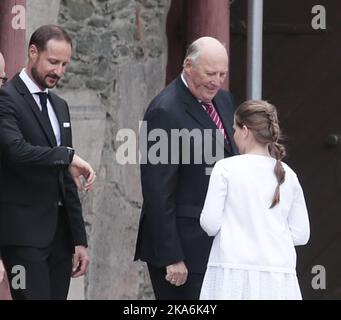 Trondheim, Norvegia 20160622. Re Harald, Principessa Ingrid Alexandra e Principe ereditario Haakon al di fuori di 'Erkebispegaarden' (la ricetta dell'arcivescovo) a Trondheim in connessione con la celebrazione del 25th° anniversario del Re e della Regina. Foto: Lise Aaserud / NTB scanpix Foto Stock