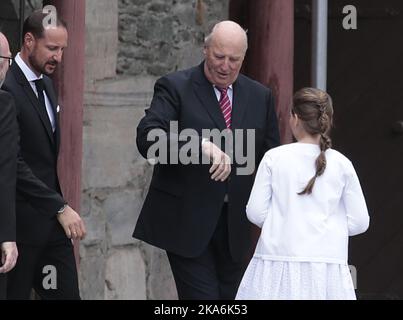 Trondheim, Norvegia 20160622. Re Harald, Principessa Ingrid Alexandra e Principe ereditario Haakon (a sinistra) fuori da 'Erkebispegaarden' (la ricetta dell'arcivescovo) a Trondheim in connessione con la celebrazione del 25th° anniversario del Re e della Regina. Foto: Lise Aaserud / NTB scanpix Foto Stock