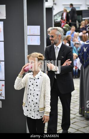 Trondheim, Norvegia 20160623. La famiglia reale arriva in barca a ravnkloa (una piazza a Trondheim). Ari Behn e sua figlia Leah Isadora stanno guardando una mostra di bambini drawing.Photo: OLE Martin Wold / NTB scanpix Foto Stock