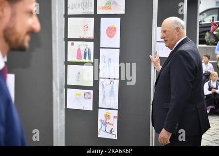 Trondheim, Norvegia 20160623. La famiglia reale arriva in barca a ravnkloa (una piazza a Trondheim). Re Harald e Principe ereditario Haakon (a sinistra) stanno guardando una mostra di disegno per bambini.Foto: OLE Martin Wold / NTB scanpix Foto Stock