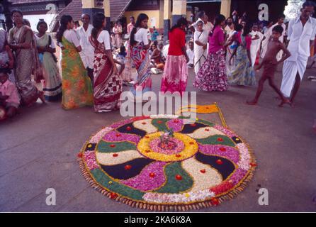 Onam è un festival celebrato dai malesi in Kerala o in qualsiasi altra parte del mondo per celebrare la casa del Grande Re Mahabali. Si dice anche di segnare la stagione del raccolto per il Kerala. La festa dura dieci giorni ed è celebrata con un grande splendore. Gli altri festeggiamenti sono: Design floreale di fronte alle case, pasto di festa con 13 articoli serviti sulla foglia di cocco tra cui Payasam (Stew dolce), Snake Boat Races ad Allapuzha. Foto Stock