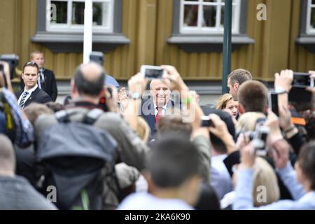 Trondheim, Norvegia 20160623. La famiglia reale arriva la festa in giardino a Stiftsgaarden (residenza reale a Trondheim) il giovedì pomeriggio. Gli spettatori stanno scattando foto a King Harald. Foto: OLE Martin Wold / NTB scanpix Foto Stock