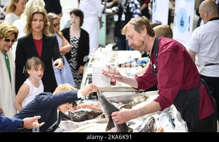 Trondheim, Norvegia 20160623. La famiglia reale che partecipa al festival a Ravnkloa, una piazza i Trondheim. Il principe Sverre Magnus è interessato ad un pesce al mercato del pesce. Foto: OLE Martin Wold / NTB scanpix Foto Stock