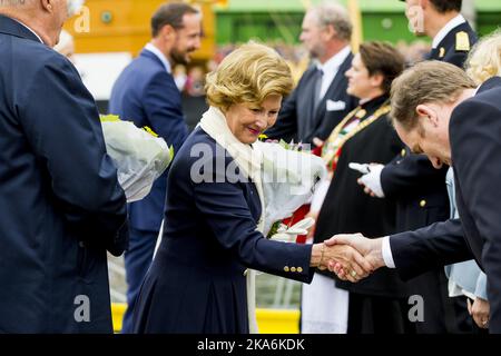 Bergen 20160625. Il 25th° anniversario della coppia reale norvegese. La regina Sonja arriva alla celebrazione pubblica a Bryggen a Bergen Sabato mattina. FOTO PISCINA: Vegard Wivestad GrÃ¸tt / NTB scanpix Foto Stock