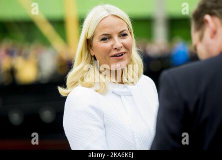 Bergen 20160625. Il 25th° anniversario della coppia reale norvegese. La principessa mette-Marit arriva a Bryggen sabato mattina. FOTO PISCINA: Vegard Wivestad GrÃ¸tt / NTB scanpix Foto Stock