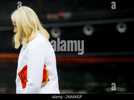 Bergen 20160625. Il 25th° anniversario della coppia reale norvegese. La Principessa Crown mette-Marit arriva la festa pubblica a Bryggen Sabato mattina. FOTO PISCINA: Vegard Wivestad GrÃ¸tt / NTB scanpix Foto Stock