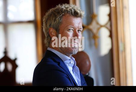 Bergen, Norvegia 20160823. Queen Sonja Print Award (QSPA) a Bergen. Immagini: Il libro 'Grafikkens vinger' (ali grafiche), che riguarda la cooperazione e le immagini della regina Sonja e della magne Furuholmen (nella foto), e sulla Fondazione e il vincitore di quest'anno, Lars Saabye Christensen ha seguito i due artisti da vicino nel lavoro in diversi giorni. Foto: Rolf Oehman / Aftenposten / NTB scanpix Foto Stock