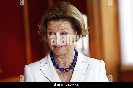 Bergen, Norvegia 20160823. Queen Sonja Print Award (QSPA) a Bergen. Immagini: Il libro 'Grafikkens vinger' (ali grafiche), che riguarda la collaborazione e le immagini della Regina Sonja (nella foto) e della Magne Furuholmen, e sulla Fondazione e il vincitore di quest'anno, Lars Saabye Christensen ha seguito da vicino i due artisti nel lavoro in diversi giorni. Foto: Rolf Oehman / Aftenposten / NTB scanpix Foto Stock
