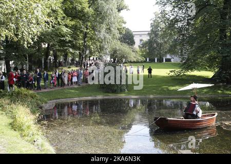 Oslo, Norvegia 20160901. Le loro Maestà il Re e la Regina ospitano una festa in giardino per 1 500 ospiti nel Palace Park. Gli ospiti stanno arrivando. Foto: Lise Aaserud / NTB scanpix Foto Stock