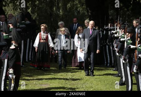 Oslo 20160901. Le loro Maestà il Re e la Regina ospitano una festa in giardino per 1 500 ospiti nel Parco del Palazzo. Re Harald, la regina Sonja e la famiglia reale partecipano alla festa in giardino. Foto: Lise Aaserud / NTB scanpix Foto Stock