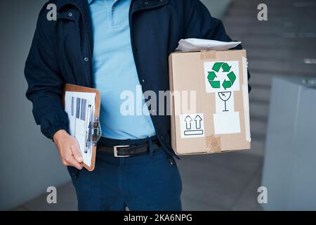 È tempo di consegnare i pacchi ai clienti. Un uomo irriconoscibile che si trova sulla strada per effettuare una consegna. Foto Stock