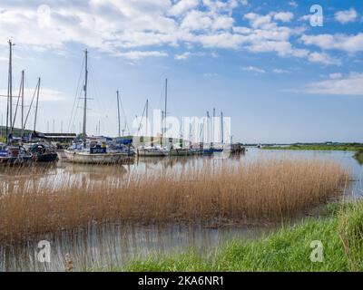 Barche a Uphill Marina accanto all'estuario del fiume Axe in alta marea, Uphill, Somerset Nord, Inghilterra. Foto Stock