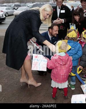 San Giovanni, CANADA 20161110. Crown Princess mette-Marit e Crown Prince Haakon durante la visita alla Hall of Memorial University di St.Johns, Canada, giovedì. Le Coppie del principe della corona sono in visita ufficiale in Canada. La principessa mette-Marit parlerà della sua passione per i libri. Il principe ereditario e la principessa ereditaria parlano con i bambini. Foto: Lise Aaserud / NTB scanpix Foto Stock