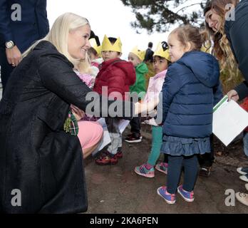 San Giovanni, CANADA 20161110. Crown Princess mette-Marit e Crown Prince Haakon durante la visita alla Hall of Memorial University di St.Johns, Canada, giovedì. Le Coppie del principe della corona sono in visita ufficiale in Canada. La principessa mette-Marit parlerà della sua passione per i libri. Il principe ereditario e la principessa ereditaria parlano con i bambini. Foto: Lise Aaserud / NTB scanpix Foto Stock