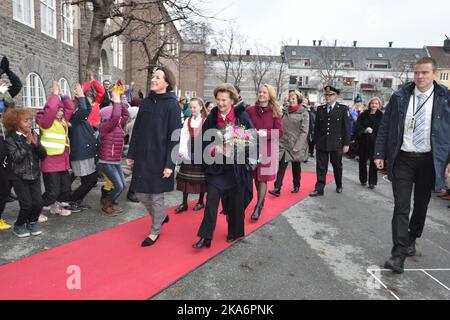 Trondheim, Norvegia 20161129. Queen Sonja presenta il Queen SonjaÂ’s School Award 2016 alla scuola primaria Ila di Trondheim. Sua Maestà la Regina Sonja Visita la scuola per assegnare il premio composto da NOK 250 000, un diploma e un'opera d'arte. Foto: Ned Alley / NTB scanpix Foto Stock