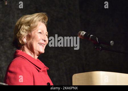 Trondheim, Norvegia 20161129. Queen Sonja presenta il Queen SonjaÂ’s School Award 2016 alla scuola primaria Ila di Trondheim. Sua Maestà la Regina Sonja Visita la scuola per assegnare il premio composto da NOK 250 000, un diploma e un'opera d'arte. Foto: Ned Alley / NTB scanpix Foto Stock