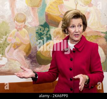 Trondheim, Norvegia 20161129. Queen Sonja presenta il Queen SonjaÂ’s School Award 2016 alla scuola primaria Ila di Trondheim. Sua Maestà la Regina Sonja Visita la scuola per assegnare il premio composto da NOK 250 000, un diploma e un'opera d'arte. Foto: Ned Alley / NTB scanpix Foto Stock