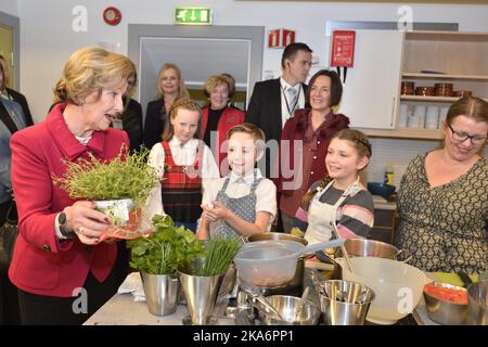 Trondheim, Norvegia 20161129. Queen Sonja presenta il Queen SonjaÂ’s School Award 2016 alla scuola primaria Ila di Trondheim. Sua Maestà la Regina Sonja Visita la scuola per assegnare il premio composto da NOK 250 000, un diploma e un'opera d'arte. Foto: Ned Alley / NTB scanpix Foto Stock