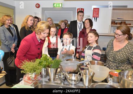 Trondheim, Norvegia 20161129. Queen Sonja presenta il Queen SonjaÂ’s School Award 2016 alla scuola primaria Ila di Trondheim. Sua Maestà la Regina Sonja Visita la scuola per assegnare il premio composto da NOK 250 000, un diploma e un'opera d'arte. Foto: Ned Alley / NTB scanpix Foto Stock