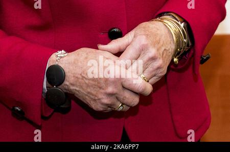 Trondheim, Norvegia 20161129. Queen Sonja presenta il Queen SonjaÂ’s School Award 2016 alla scuola primaria Ila di Trondheim. Sua Maestà la Regina Sonja visita la scuola per assegnare il premio che consiste di NOK 250 000, un diploma e un'opera d'arte dettaglio dei suoi braccialetti. Foto: Ned Alley / NTB scanpix Foto Stock