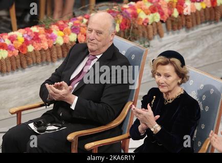 Oslo, Norvegia 20161210. Premio Nobel per la Pace 2016 al Presidente colombiano Juan Manuel Santos. Re Harald e Regina Sonja durante la cerimonia. Foto: Lise Aaserud / NTB scanpix Foto Stock